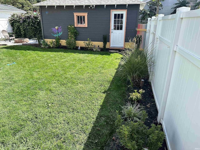 view of yard featuring an outdoor fire pit