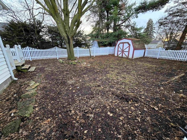 view of yard featuring a shed