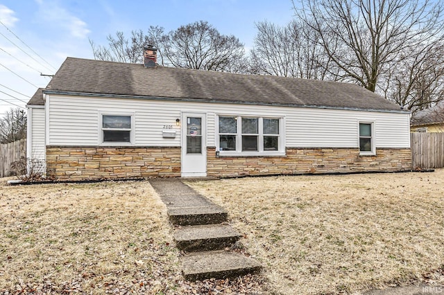 view of front of house featuring a front lawn