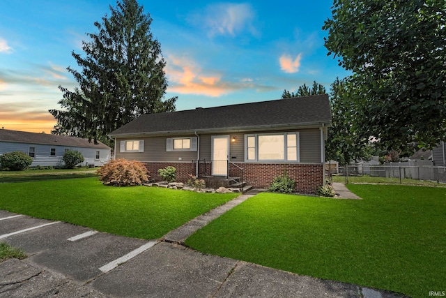 view of front of property featuring a yard