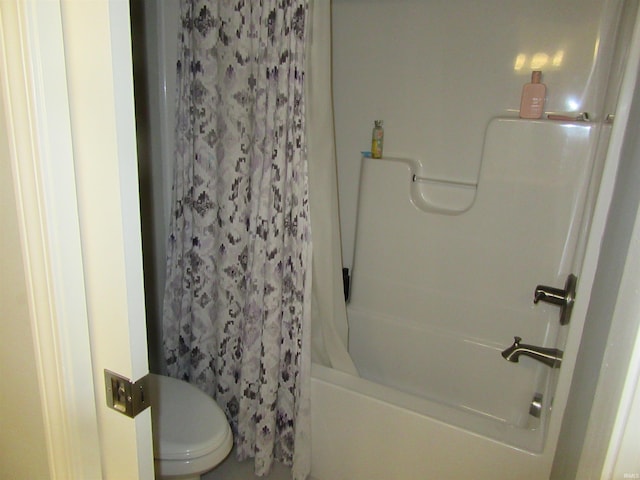 bathroom featuring toilet and shower / bath combo