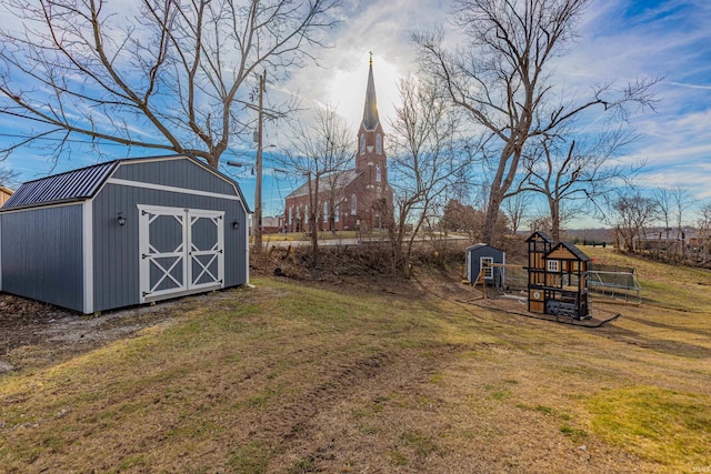 view of yard with a storage shed