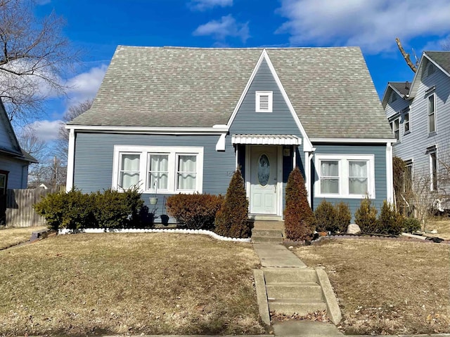 bungalow featuring a front lawn