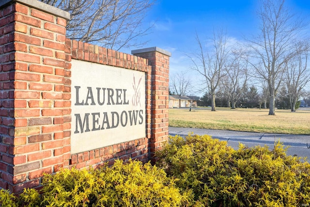 community sign with a yard