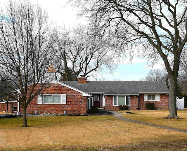 single story home with a front lawn