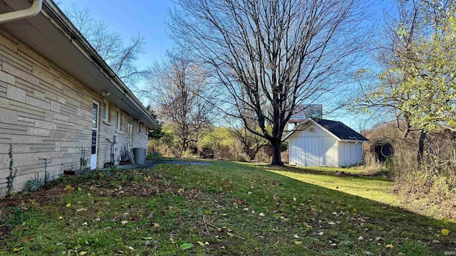 view of yard featuring a storage unit