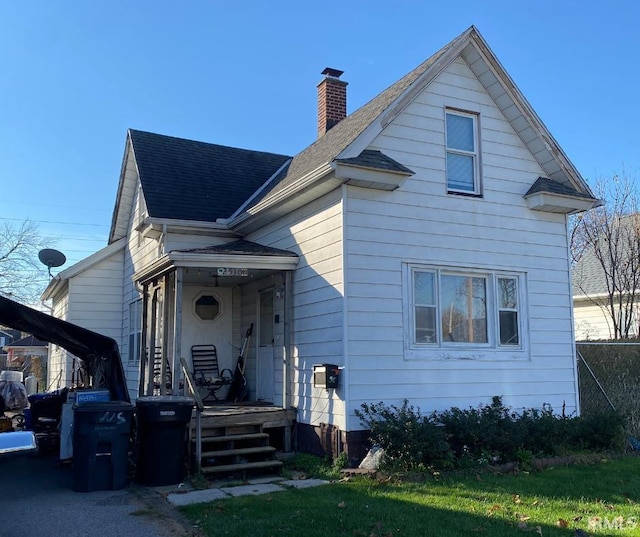 view of front of property featuring a porch and a front yard