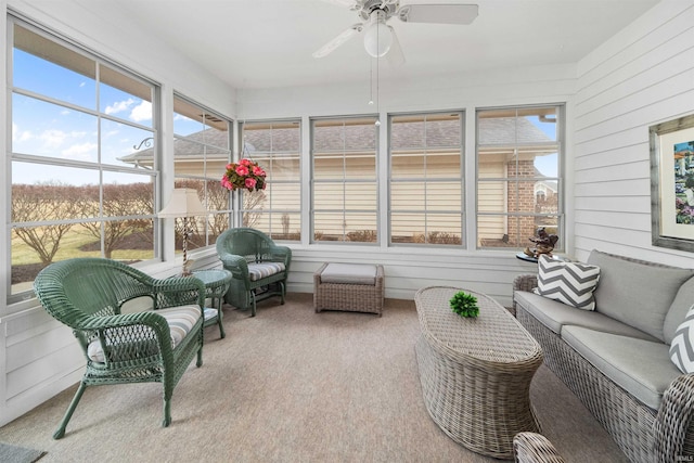 sunroom with ceiling fan