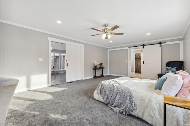 bedroom featuring ceiling fan, ornamental molding, a barn door, and carpet floors