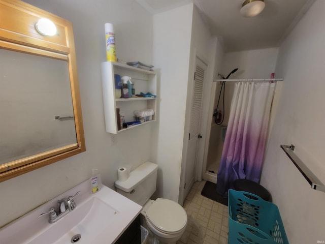 bathroom with vanity, curtained shower, and toilet