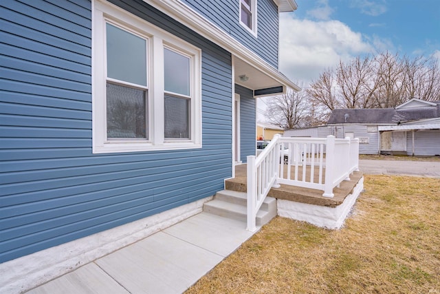 view of side of property featuring a yard