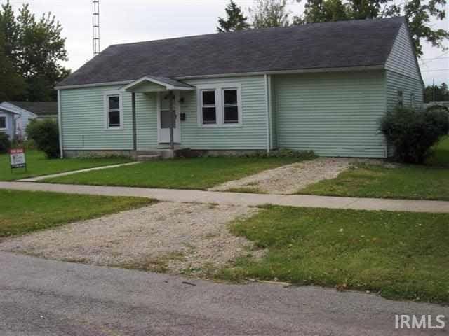 view of front of house with a front yard