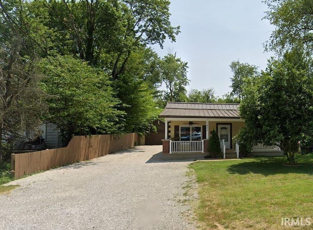 view of front of property featuring a front lawn and covered porch