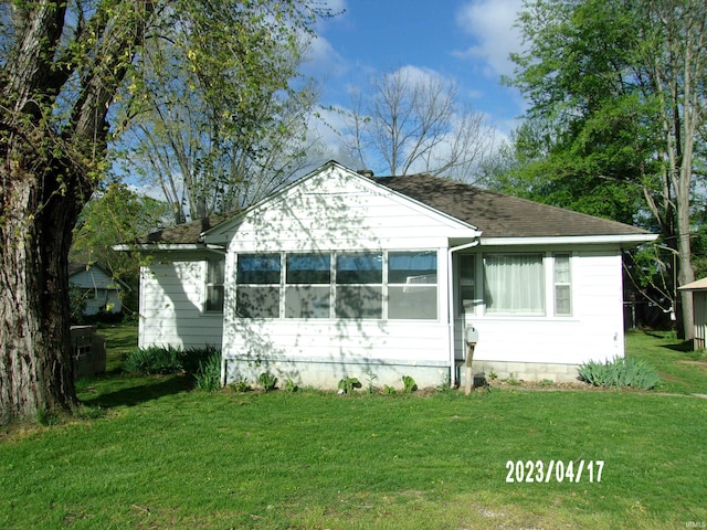 view of front facade featuring a front yard