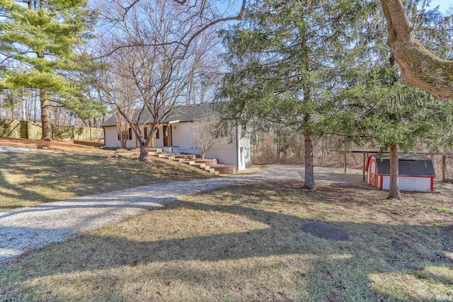 view of yard with a storage unit