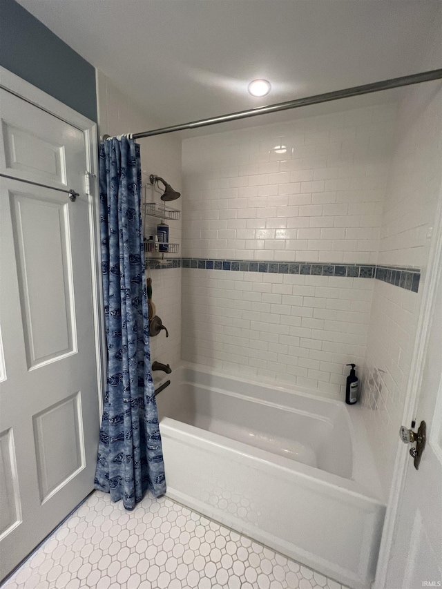 bathroom with shower / bath combo