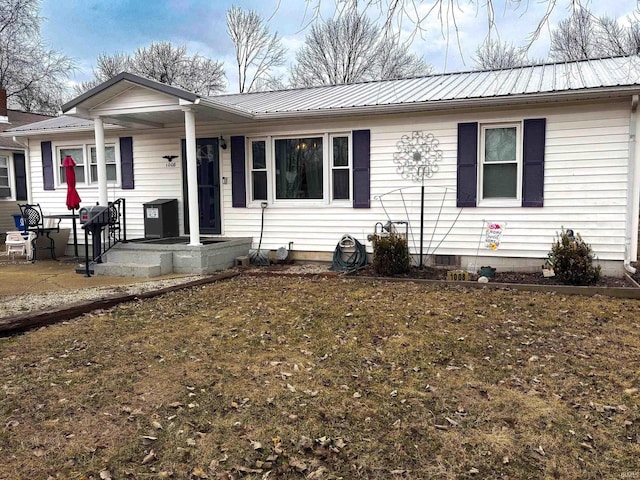 single story home featuring a front lawn