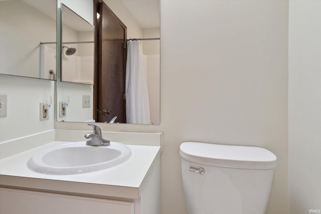 bathroom with a shower with curtain, vanity, and toilet