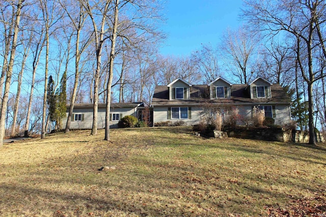 view of front facade with a front yard