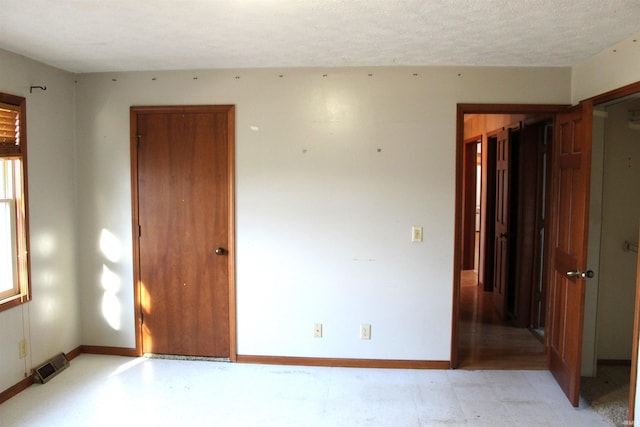 empty room featuring a textured ceiling