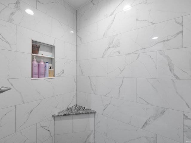 bathroom featuring a tile shower