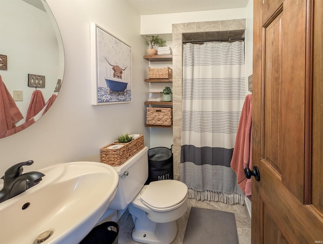 bathroom with a shower with curtain, toilet, and sink