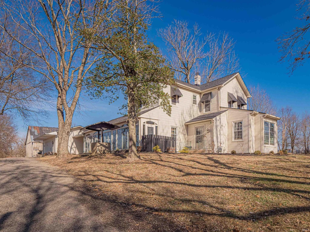 view of front facade featuring a front lawn