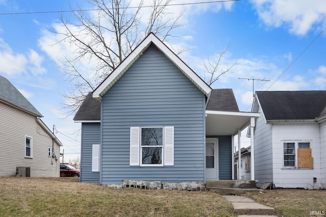 view of front of home featuring a front lawn