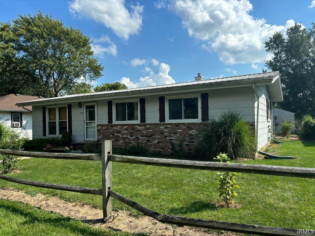 single story home featuring a front yard