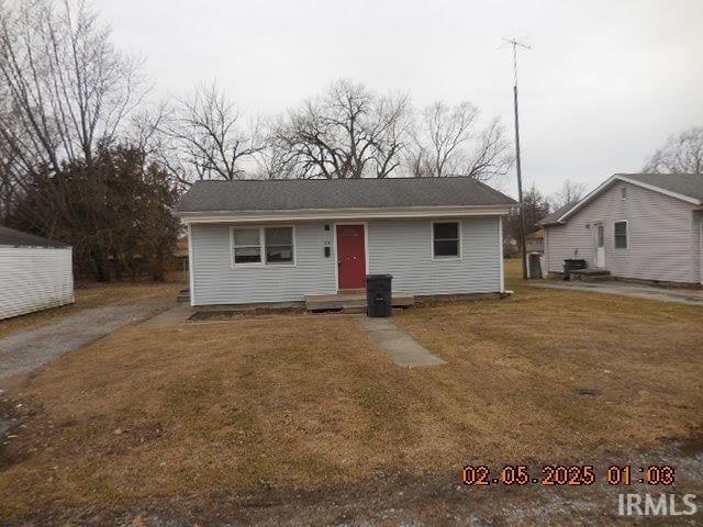 view of front of home with a front lawn