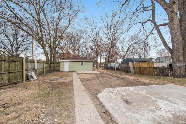 view of yard featuring a storage unit