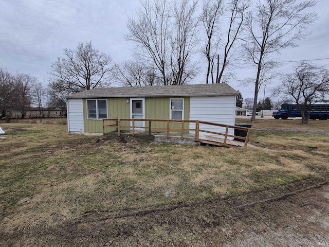 view of front of house featuring a front lawn