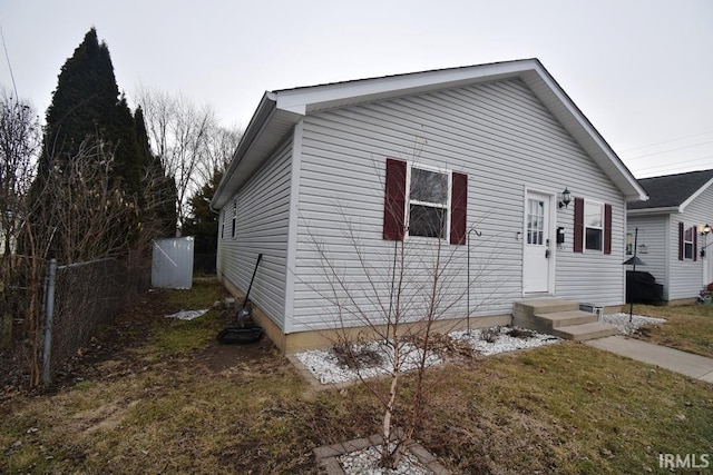 view of front of house featuring a front lawn