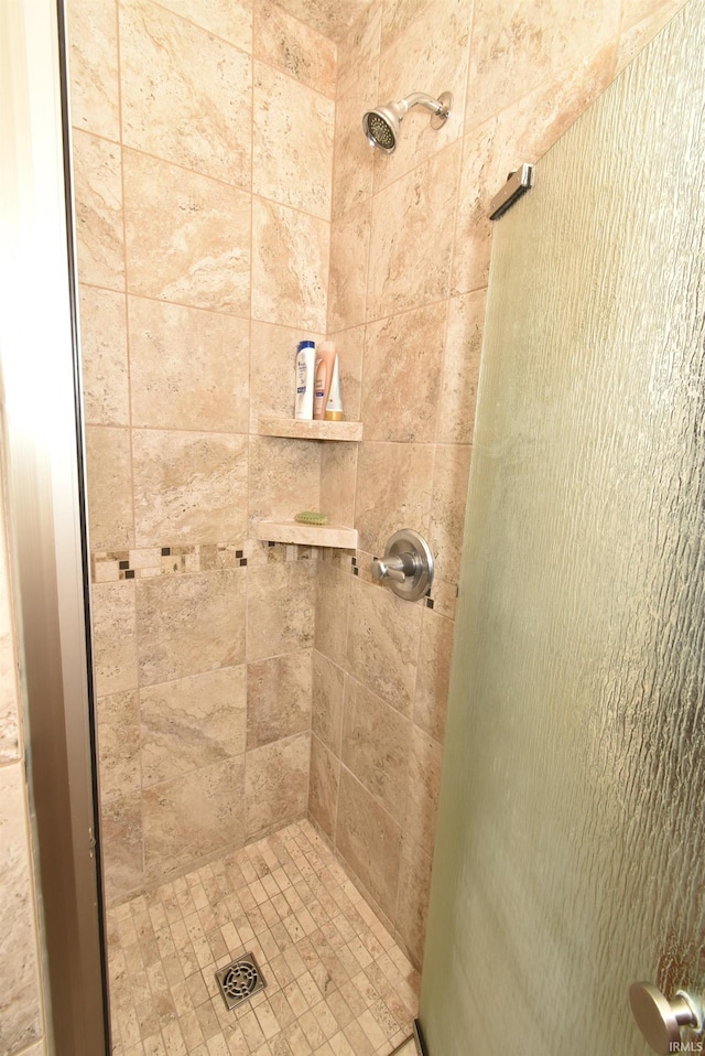 bathroom featuring a tile shower