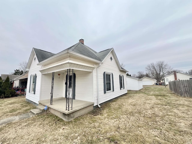 view of front of property featuring a front yard and covered porch