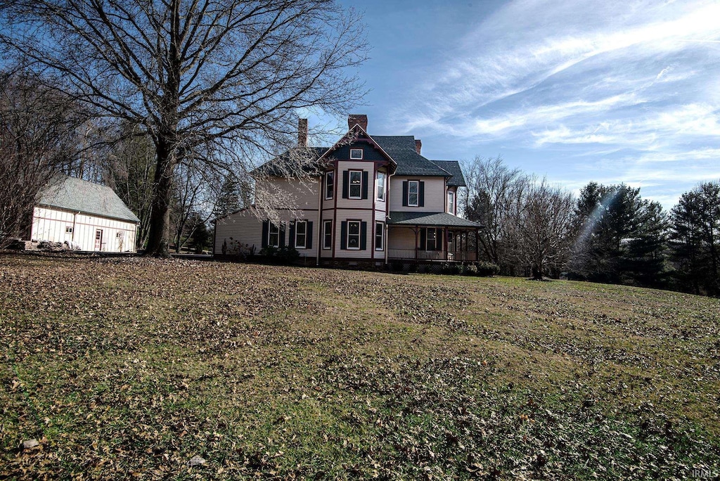 view of front of property featuring covered porch and a front lawn