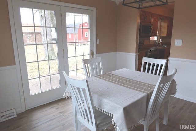 dining space featuring sink, plenty of natural light, and light wood-type flooring