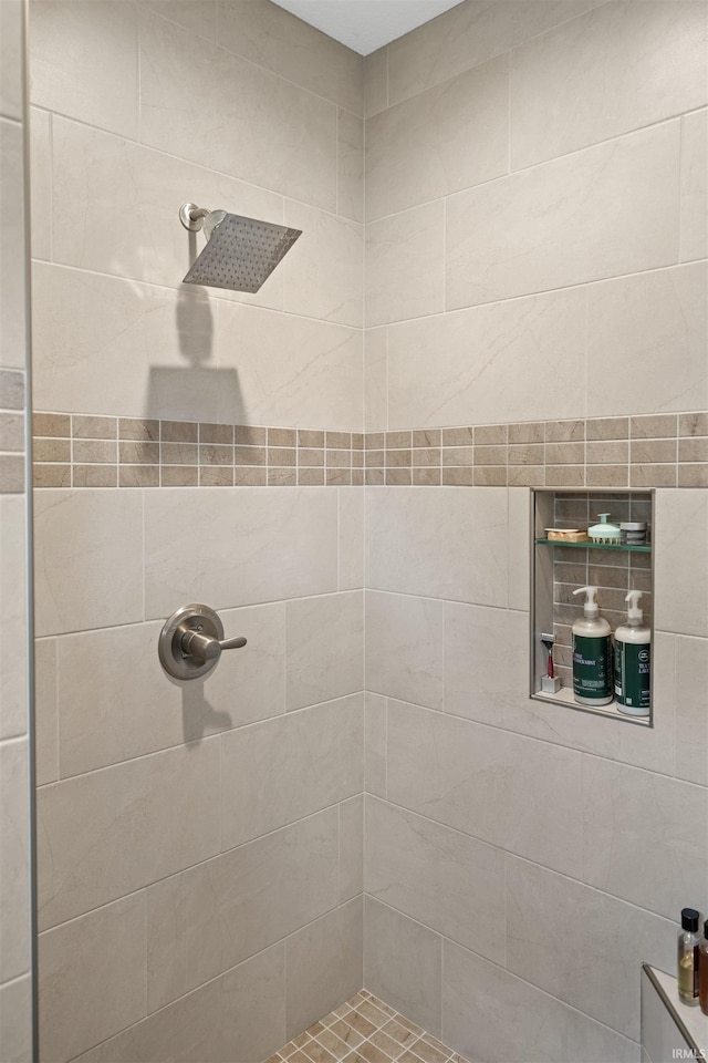 bathroom featuring a tile shower