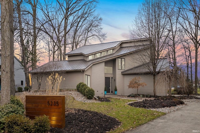 view of front of home featuring a lawn