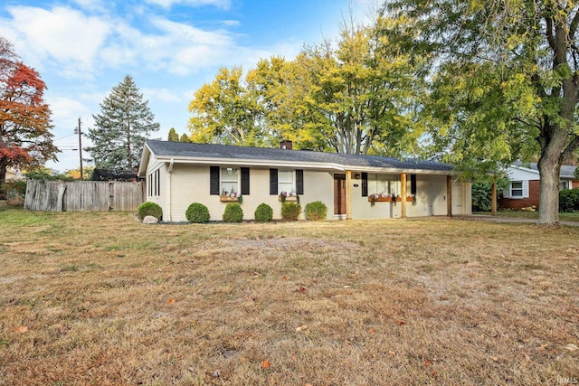 ranch-style house featuring a front yard