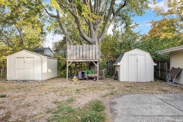 view of yard with a storage unit