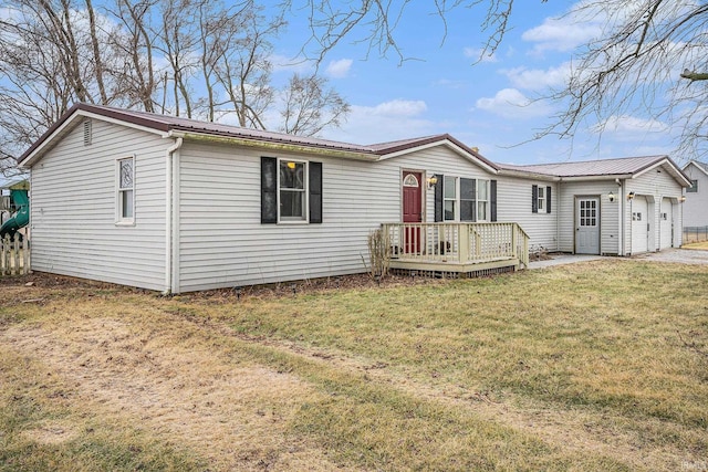 view of front of house featuring a garage and a front yard