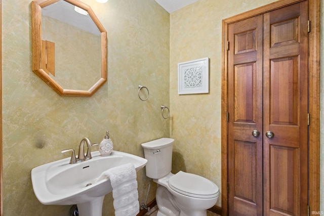 bathroom featuring sink and toilet