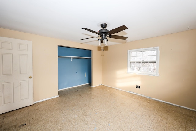 unfurnished bedroom featuring ceiling fan and a closet