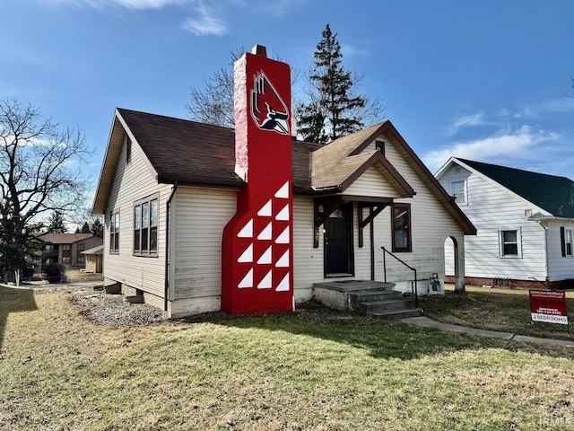 view of front of house with a front lawn