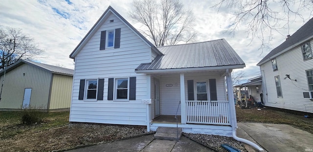 519 W 5th St, Mount Carmel, IL 62863 - bungalow-style home with a porch