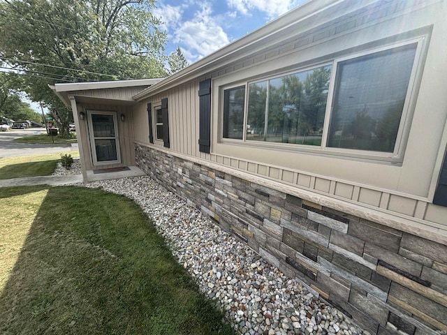 view of side of property featuring a yard