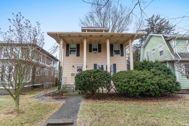 view of front of property featuring a front yard