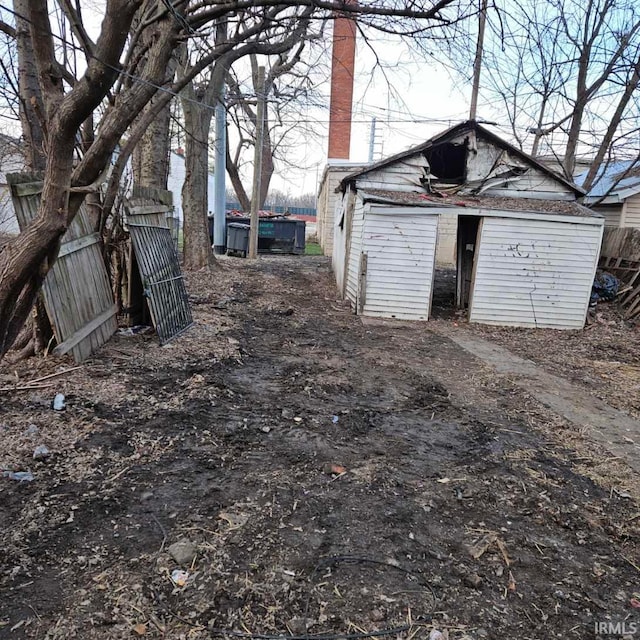 view of yard with an outdoor structure