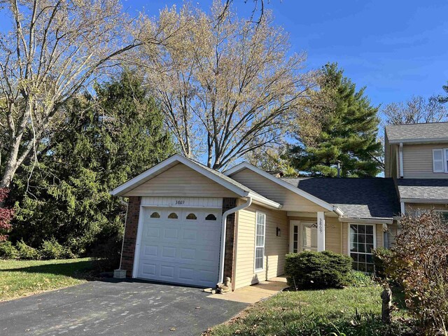 view of front facade featuring a garage